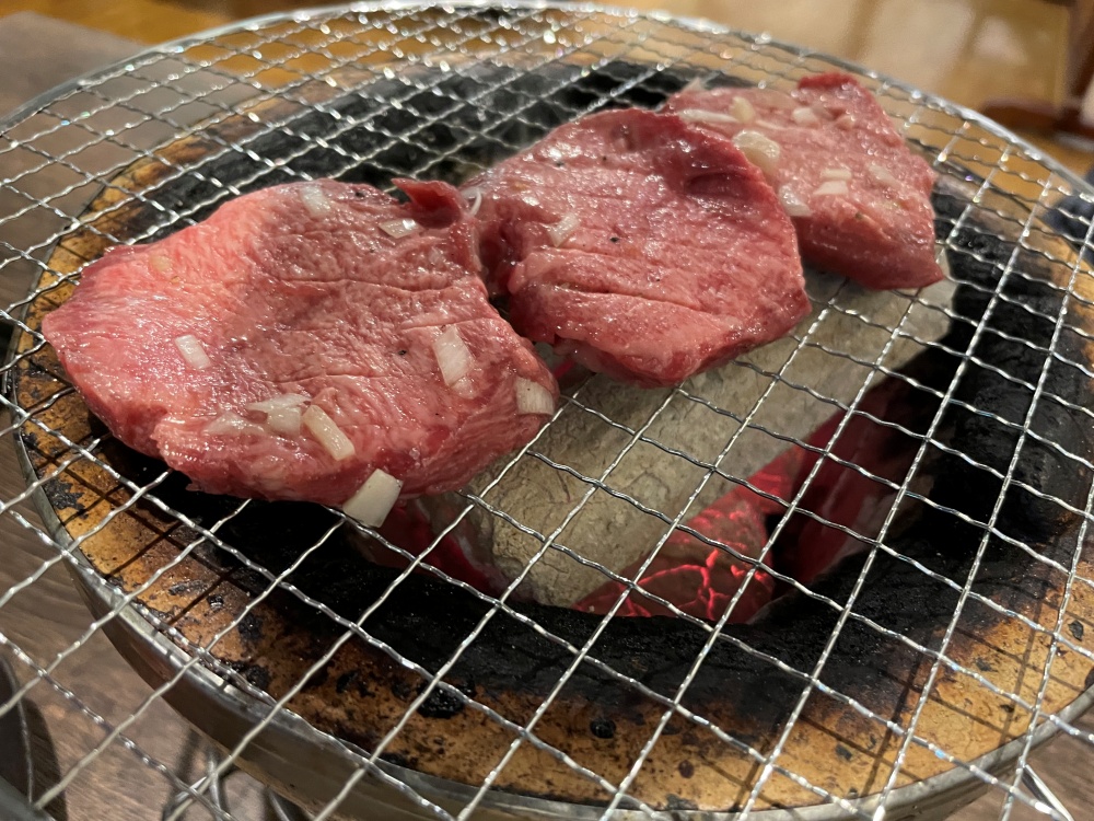 網で焼くタン