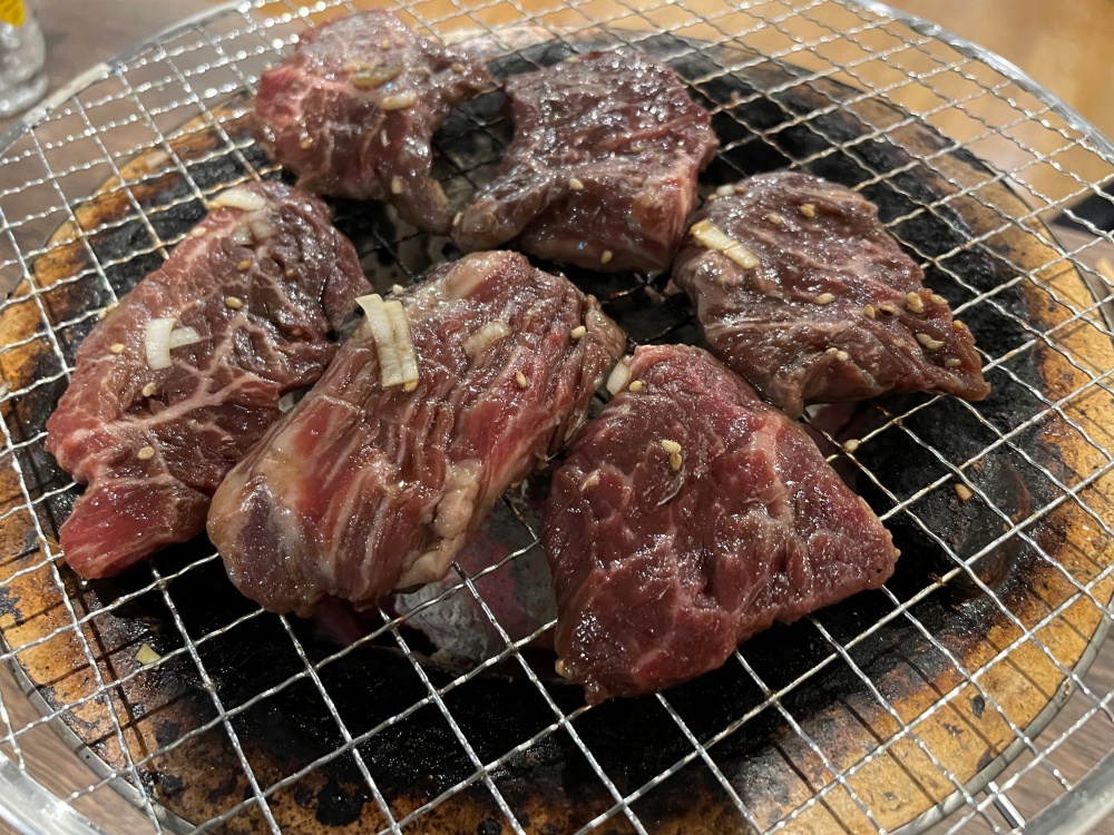 網で焼くサガリ