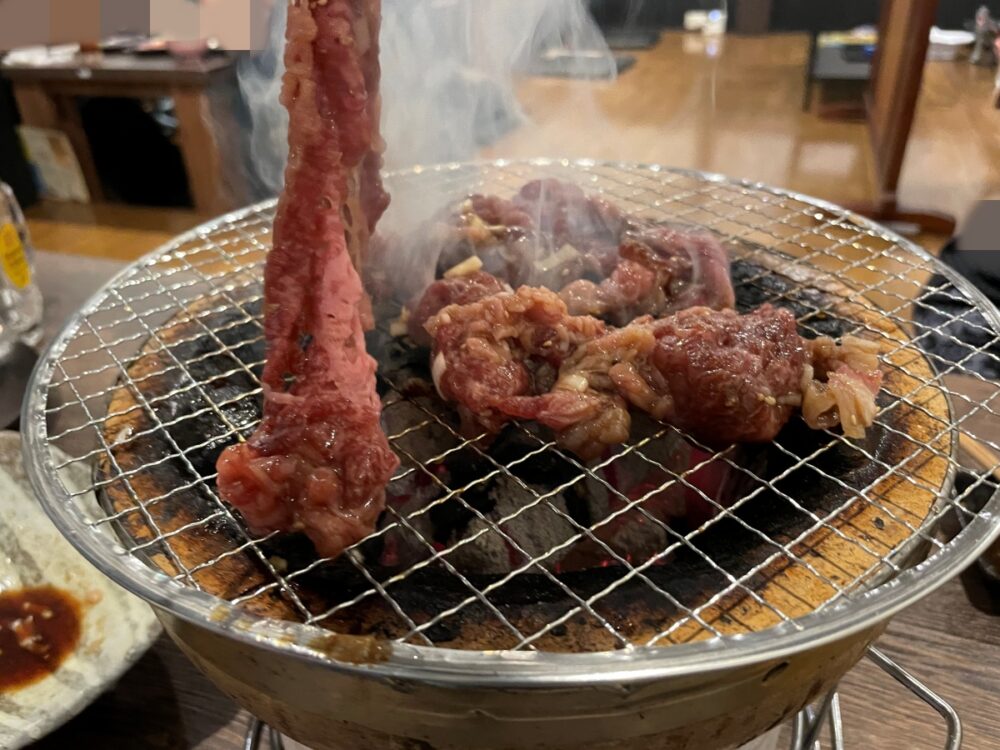 網で焼くロース肉