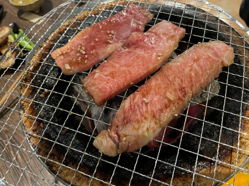 焼かれるカルビ