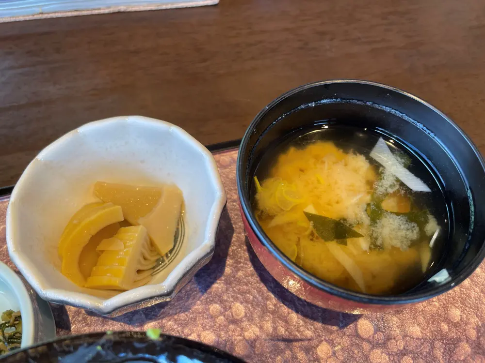 味噌汁と小鉢