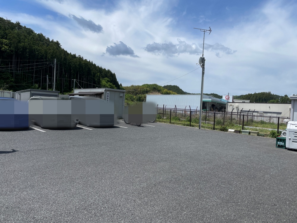 季節料理志のやの駐車場