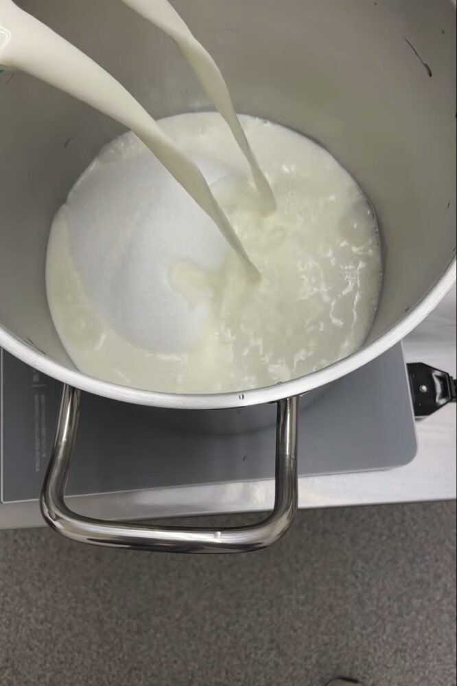 牛乳を入れる様子
