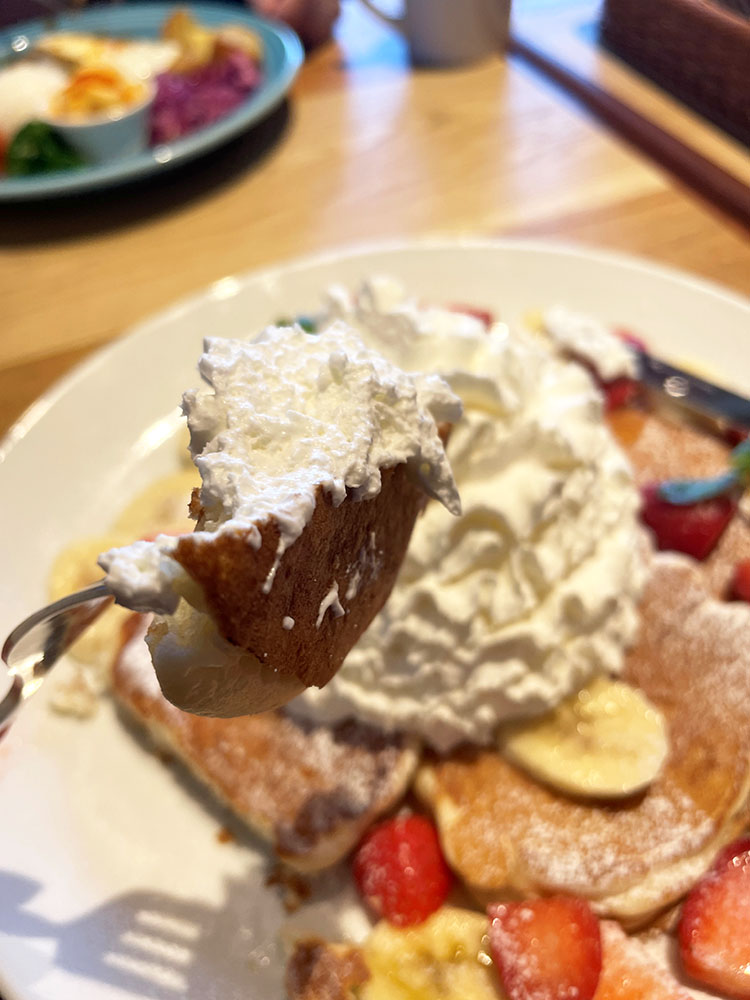 生クリームを乗せたパンケーキ