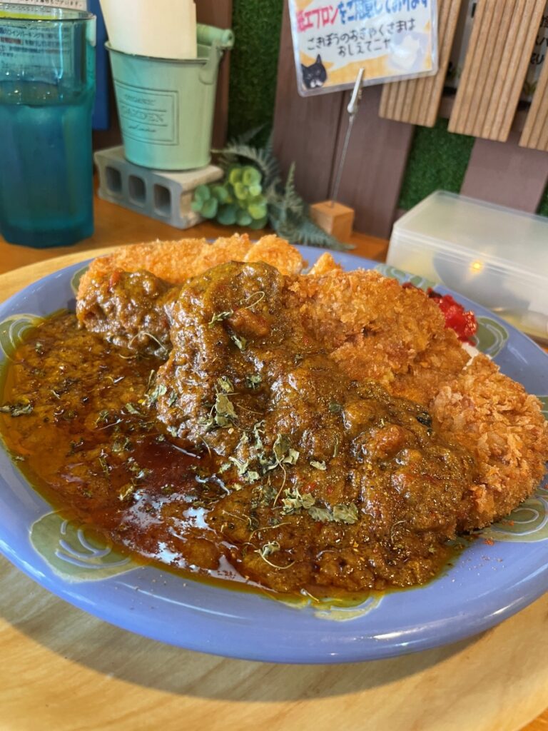 ボリューム満点のカツカレー