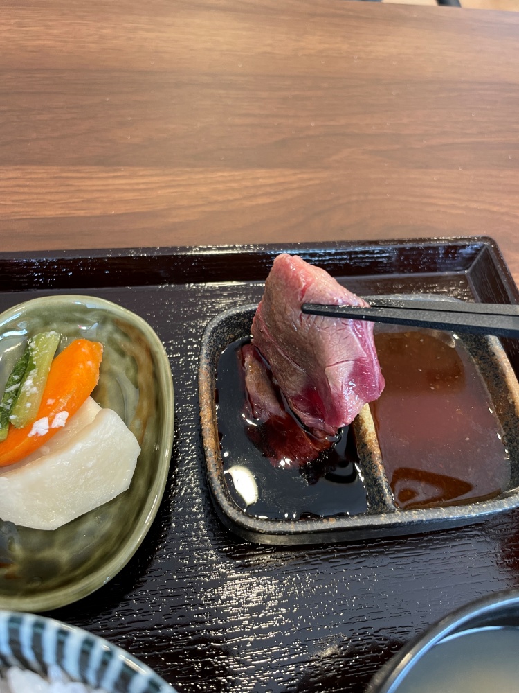 馬刺しのタレに付けて