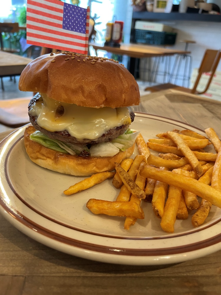 ３種のチーズとハニーバーガー