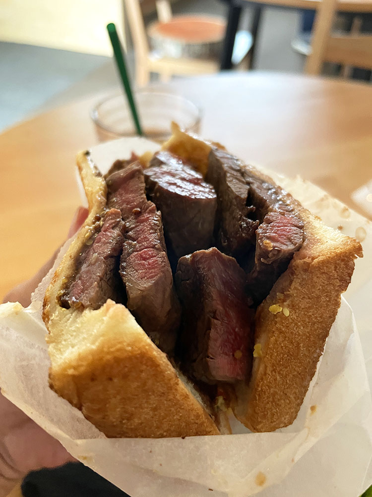 肉とトーストの相性最高