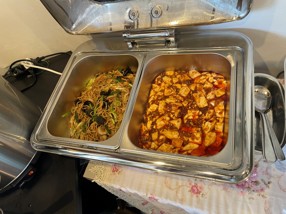 ビュッフェトレーに入った料理