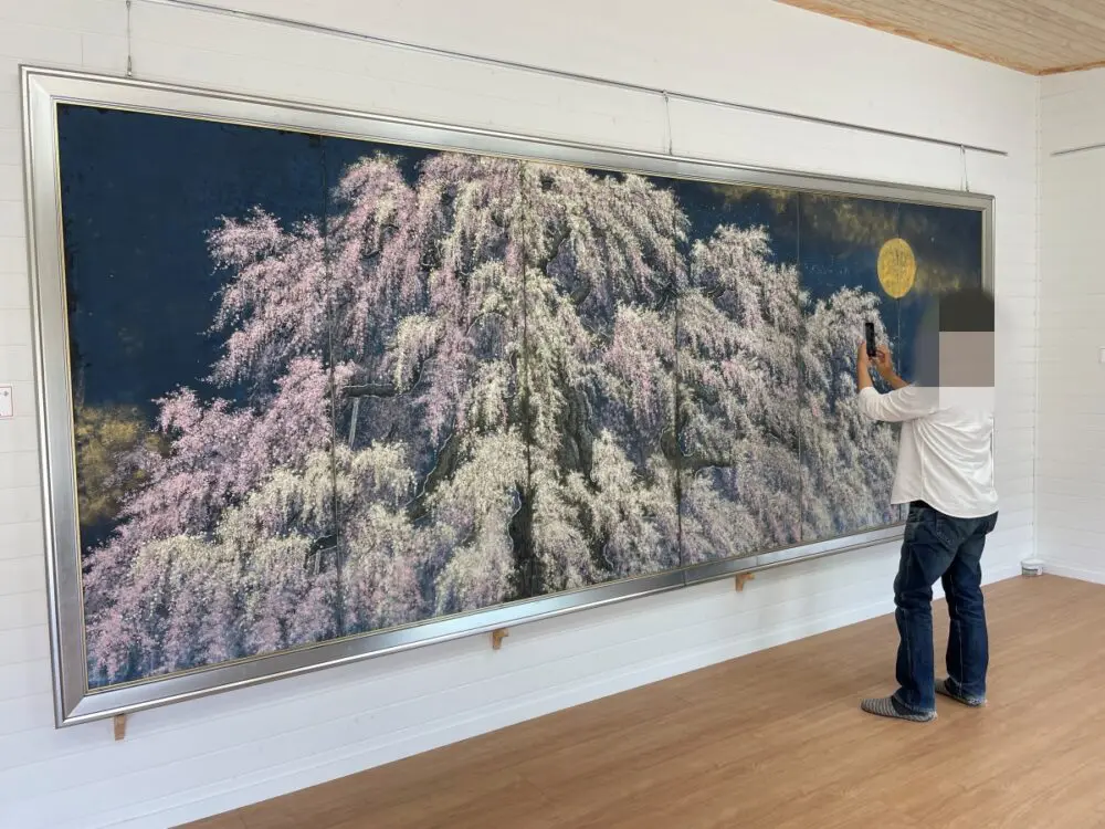 巨大な夜桜の絵画