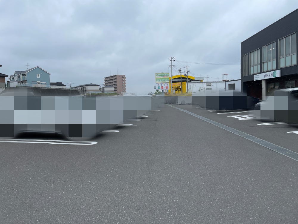 自家製麺風夏の駐車場
