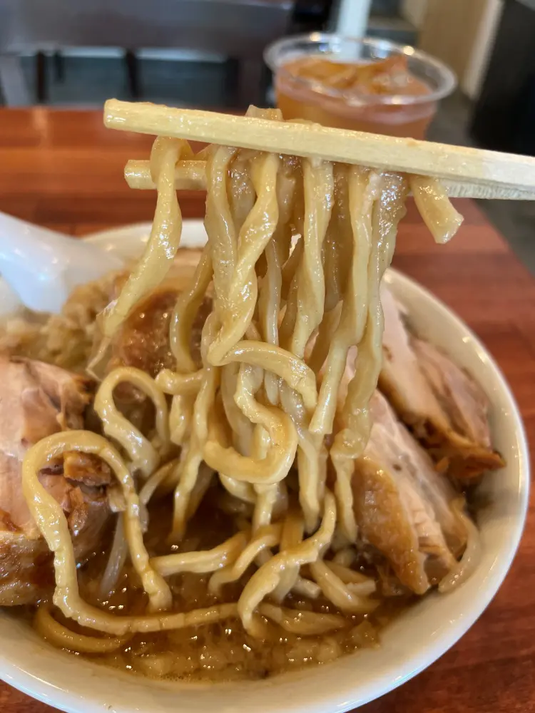 平打のちじれ太麺