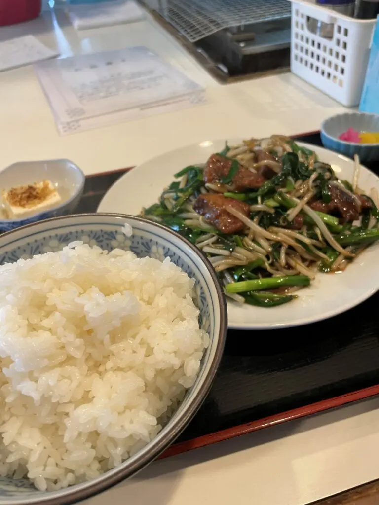 盛りの良いレバニラ定食