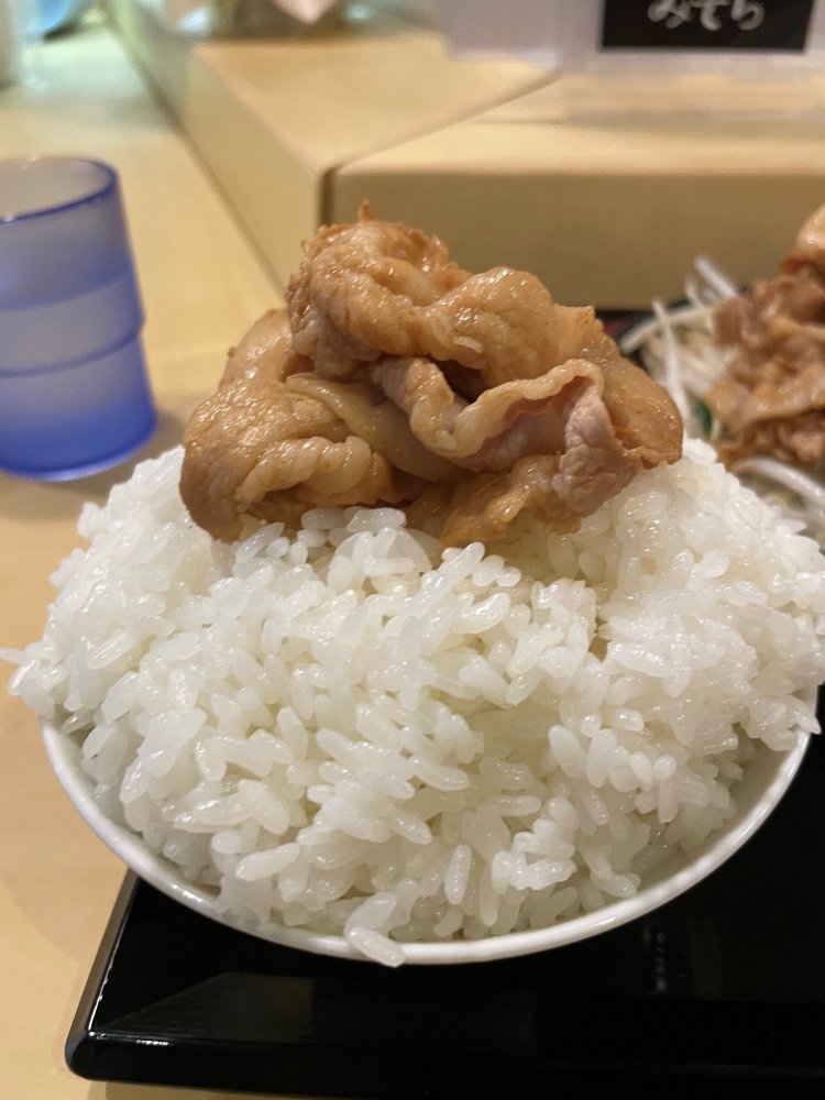ご飯の上に焼肉