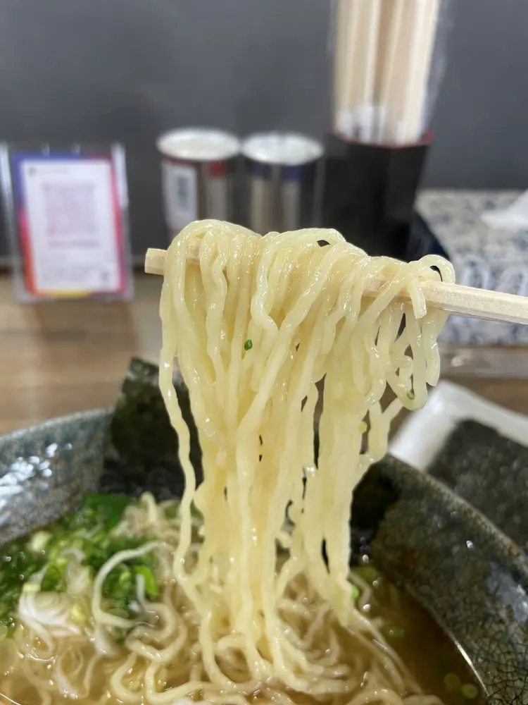 縮れの強い細麺