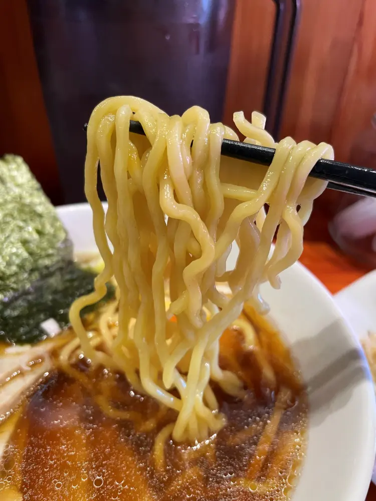 縮れのある中華麺の太麺