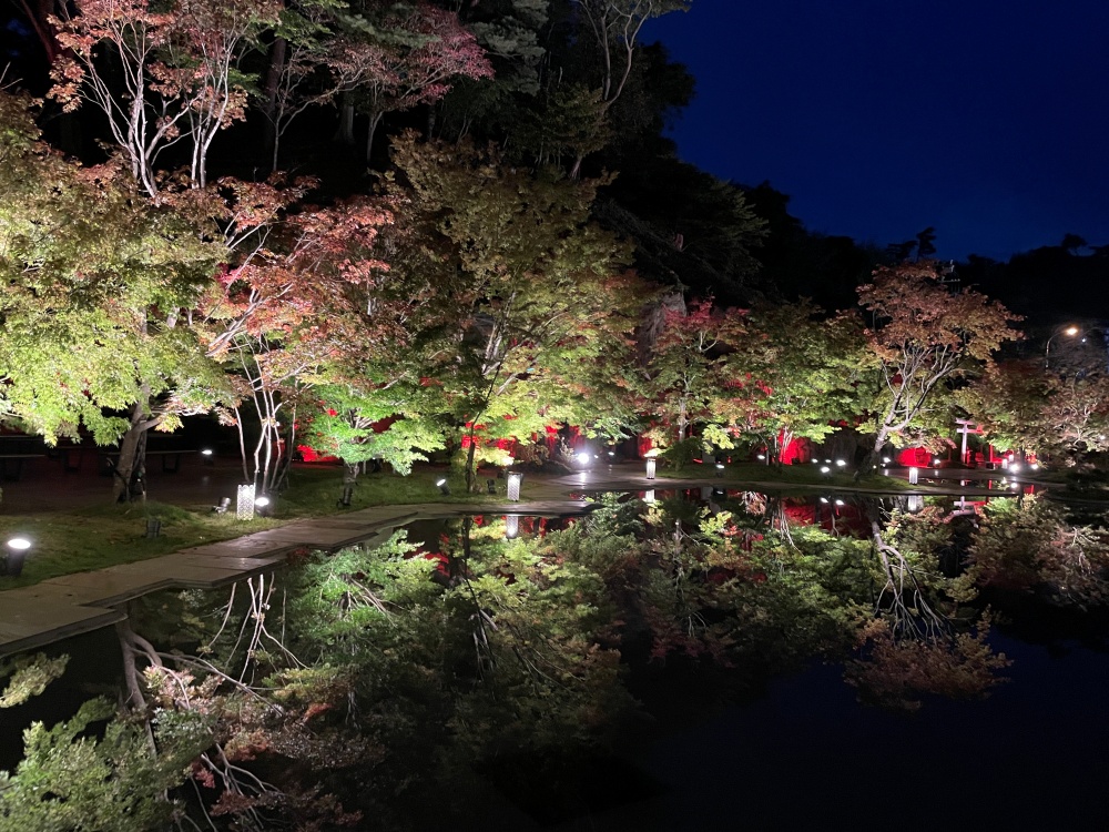 水面に映る紅葉