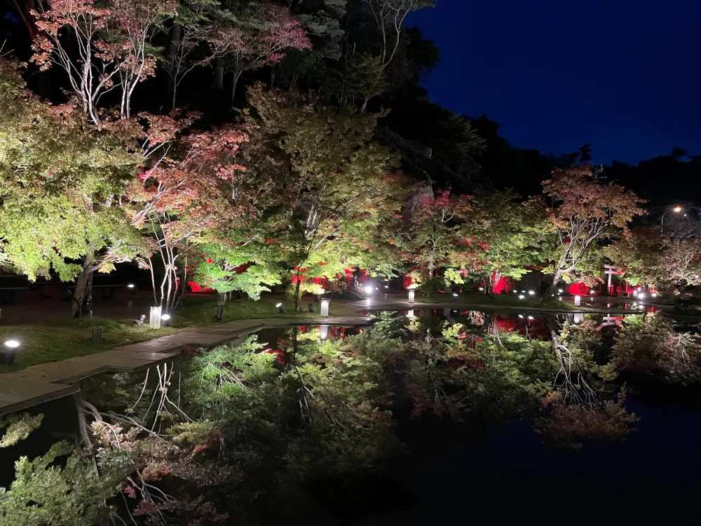 水面に映る紅葉