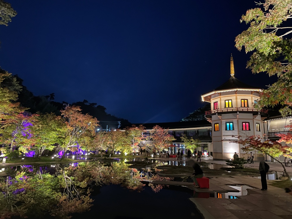 ライトアップされたレツルタワー