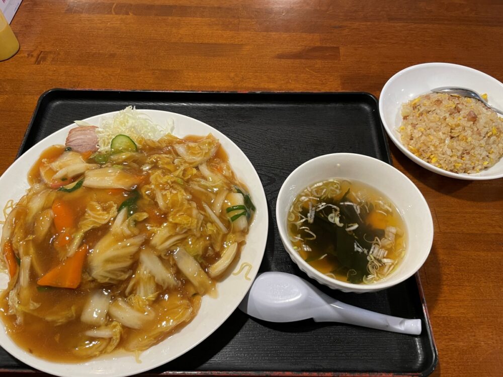 五目焼きそばと半チャーハン