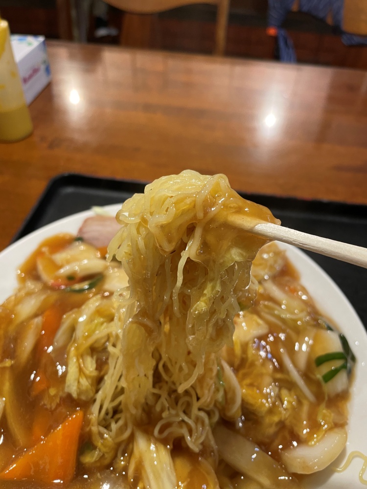 縮れの強い極細麺