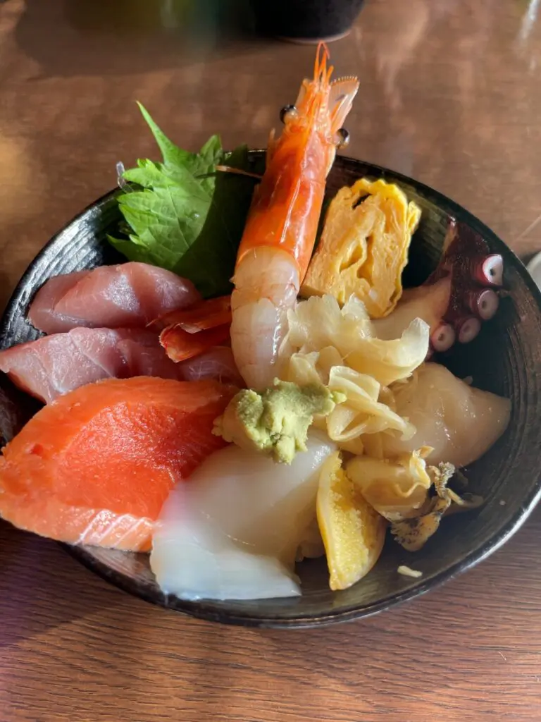 横山商店のおまかせ海鮮丼