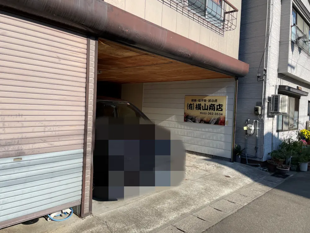 横山商店の駐車場