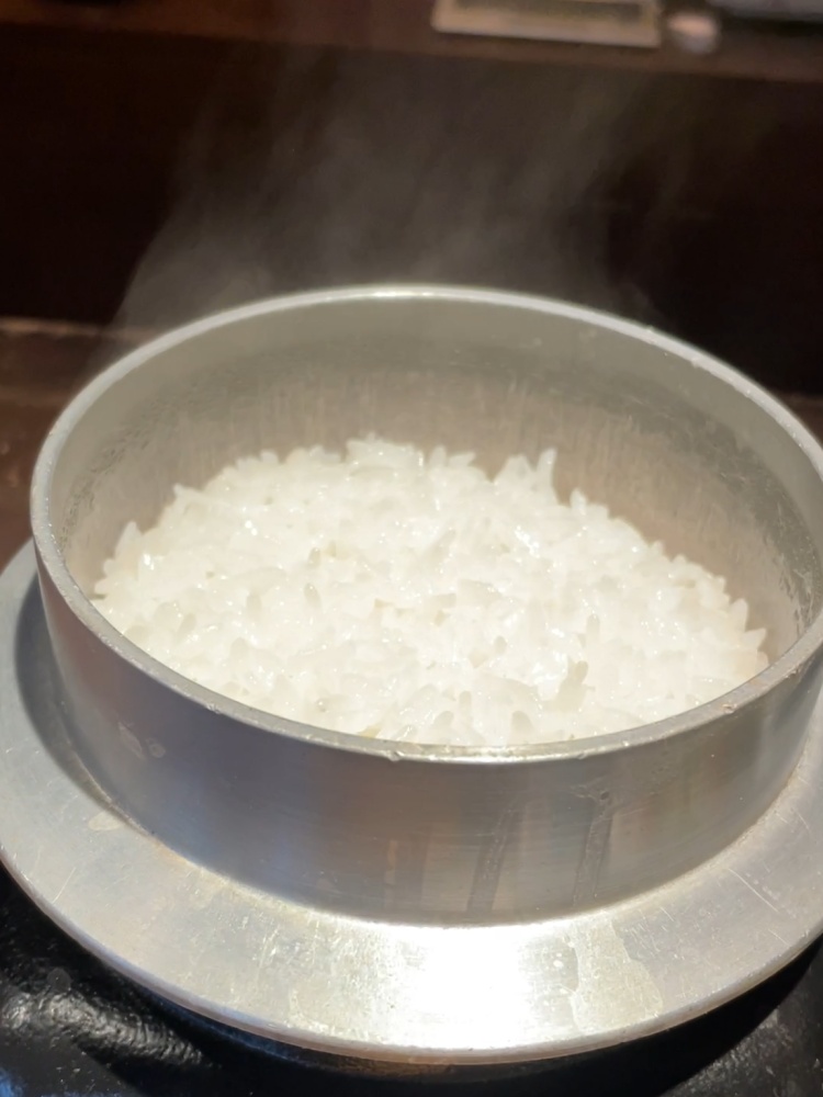 湯気が舞う白米