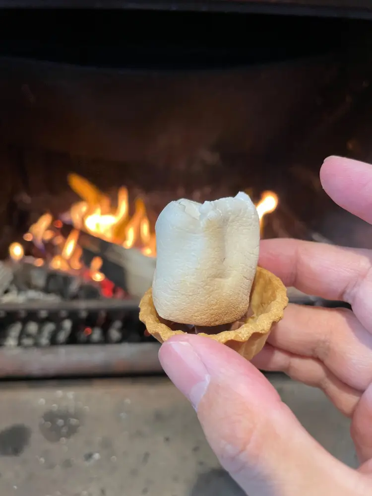 チョコビスケットに乗せたマシュマロ