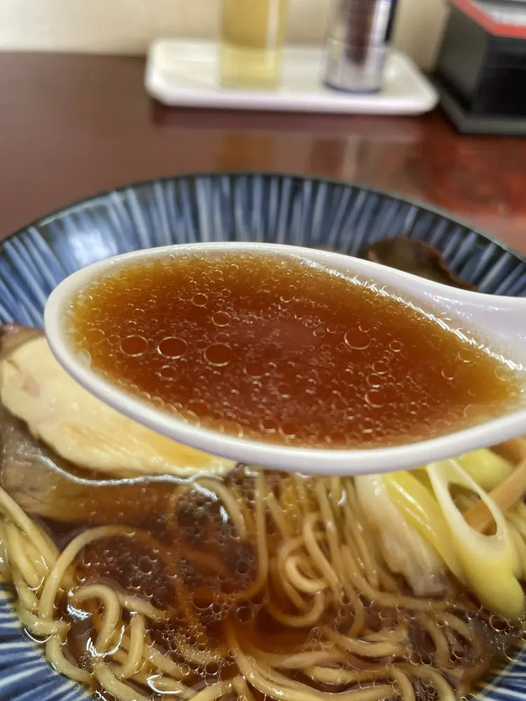 深い味わいの醤油スープ