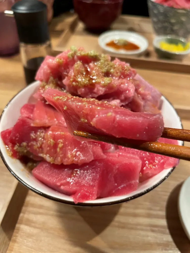 ワサビ醤油をかけたマグロ丼