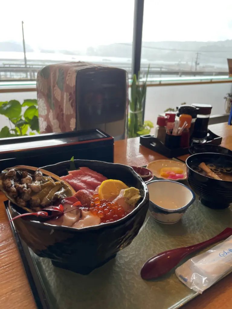 外の景色と海鮮丼