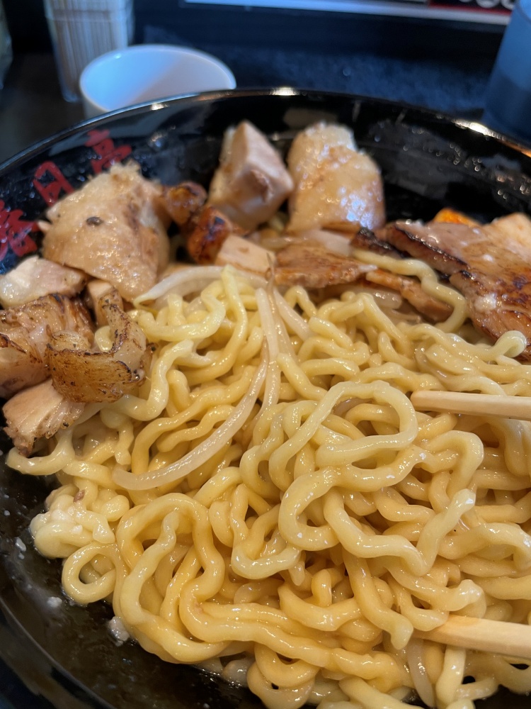 タレの絡んだ中太麺