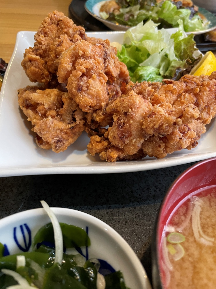 大きい鶏の唐揚げ