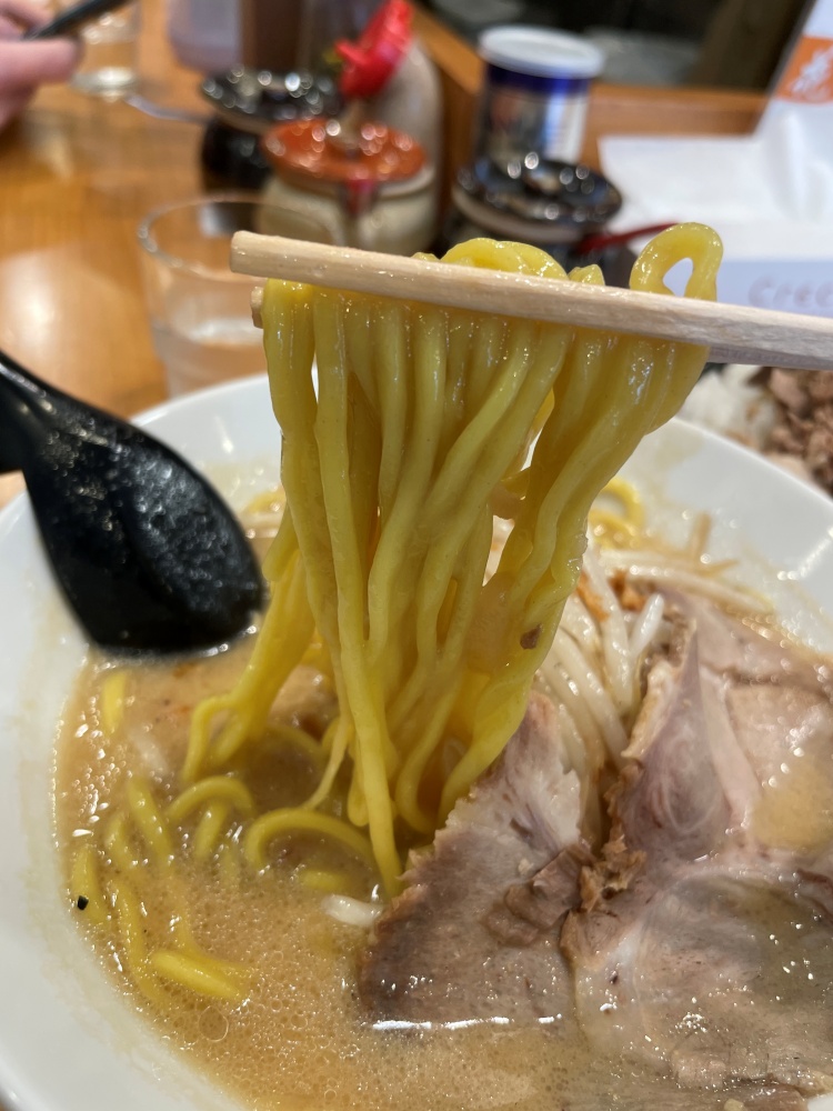 黄色い中太麺