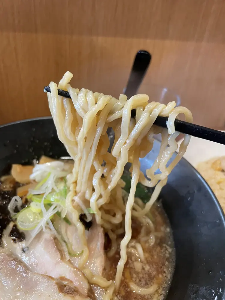 ちぢれの強い太麺