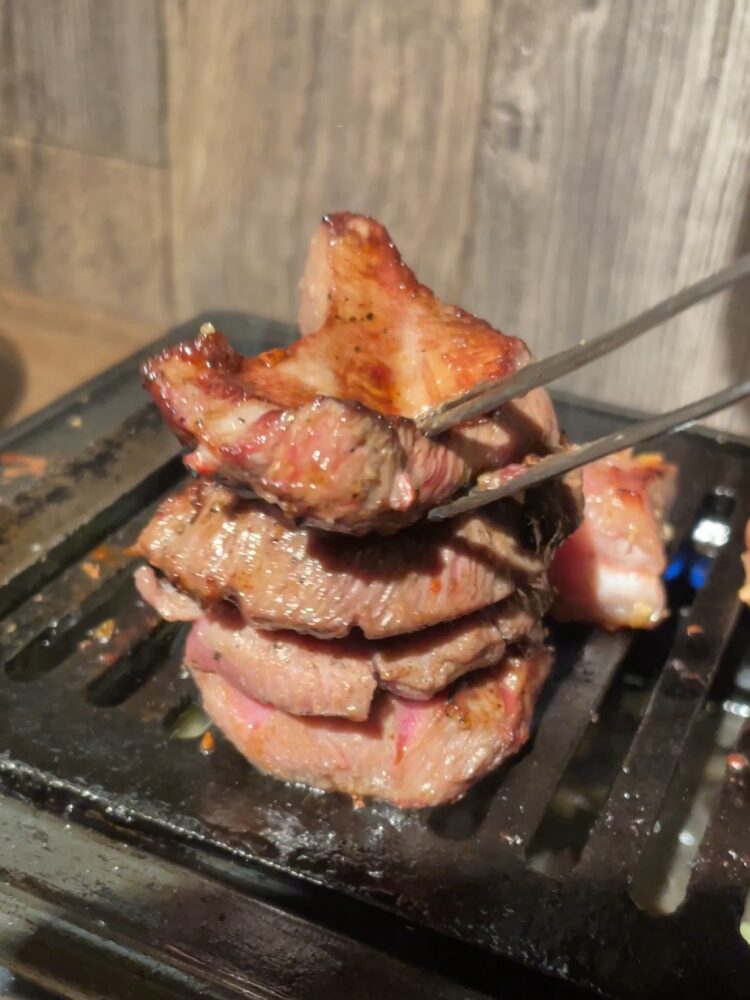 牛たんを重ねたところ