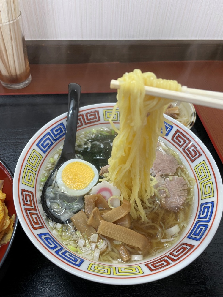 縮れのある中細麺