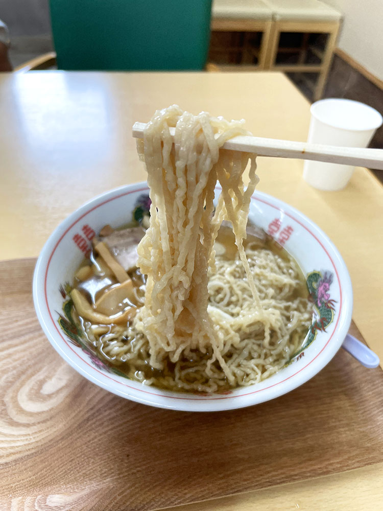 縮れの強い細麺