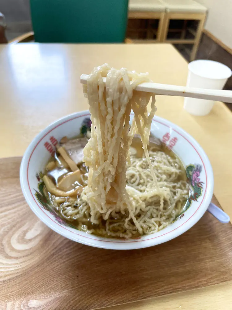 縮れの強い細麺