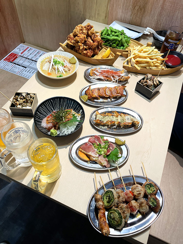 テーブルに並べられた料理