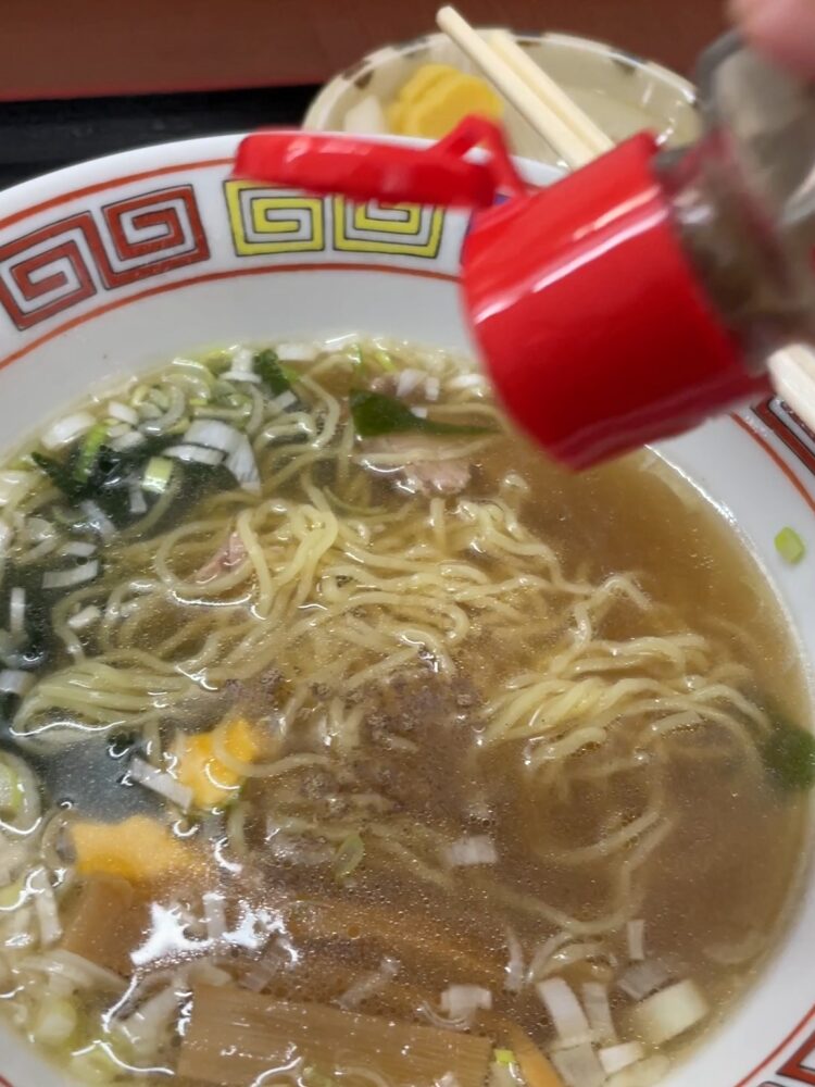 コショウをかける