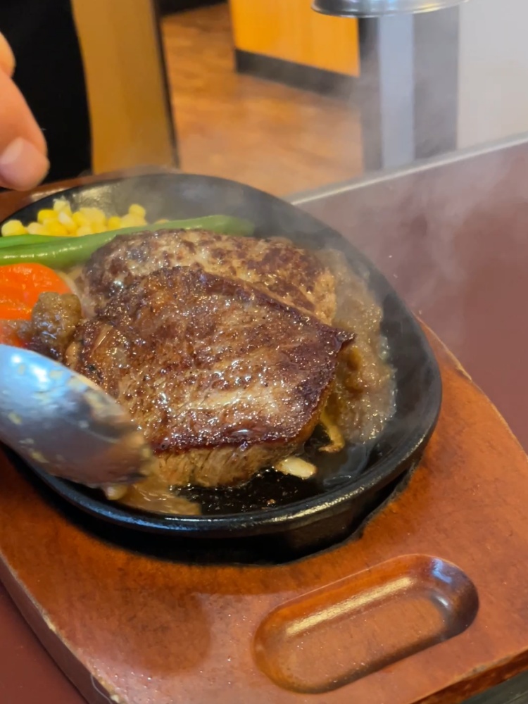 宮のタレをかけたハンバーグ