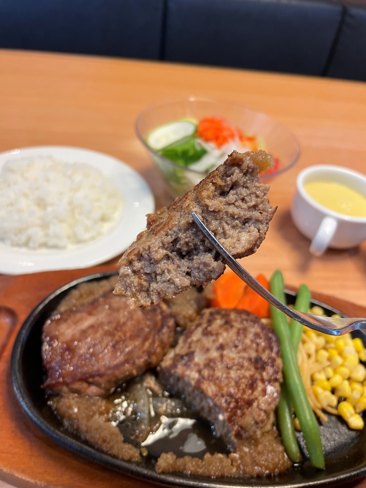 肉汁あふれるハンバーグ