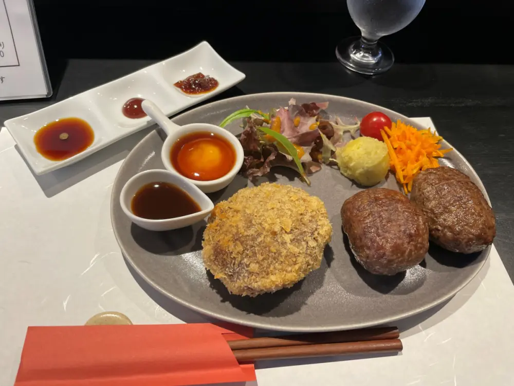 炭火焼ハンバーグ2個とメンチカツのセット