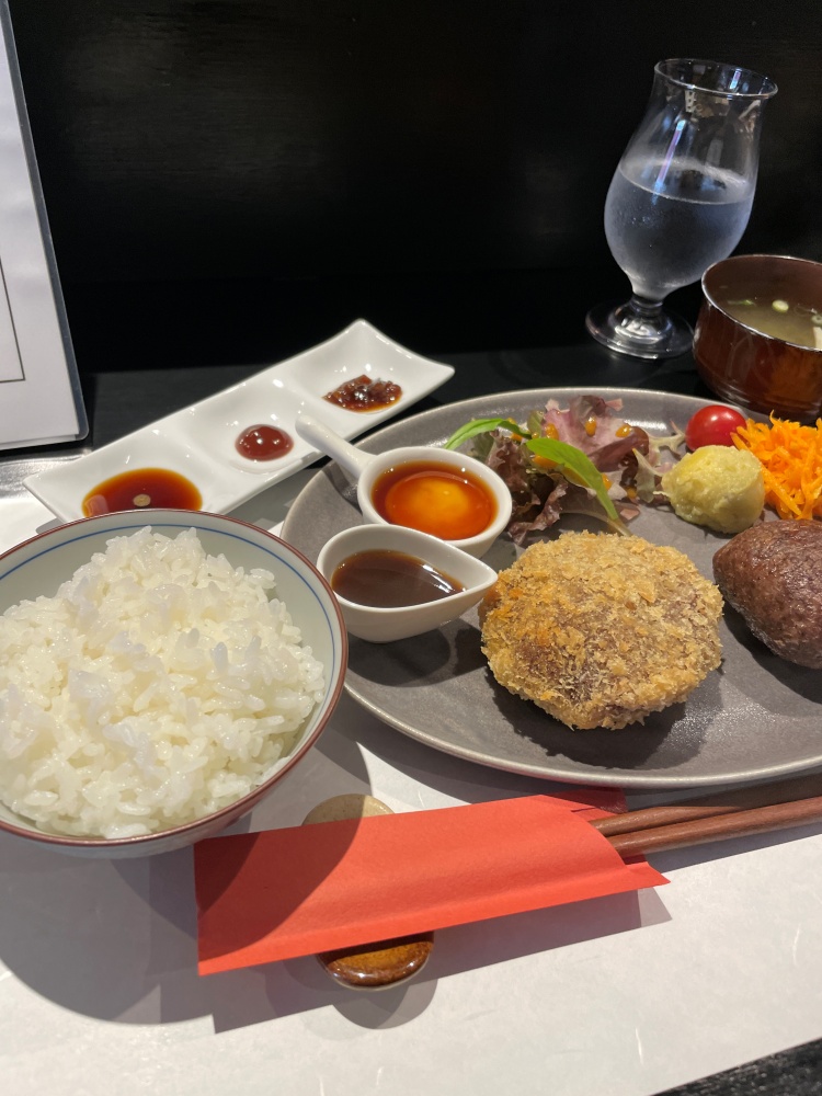 炭火焼ハンバーグ2個とメンチカツのセット