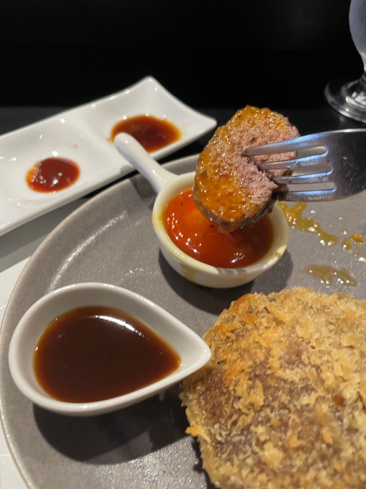 漬け卵黄とハンバーグ