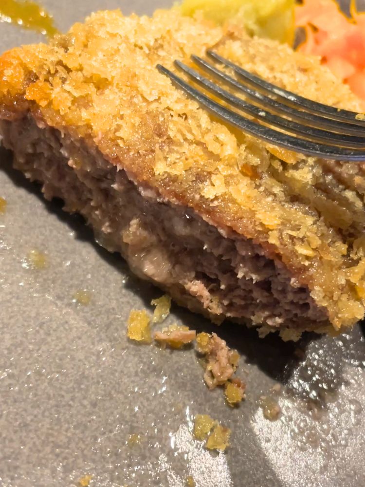 肉汁あふれるメンチカツ