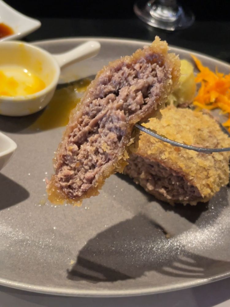 ジューシーなメンチカツ