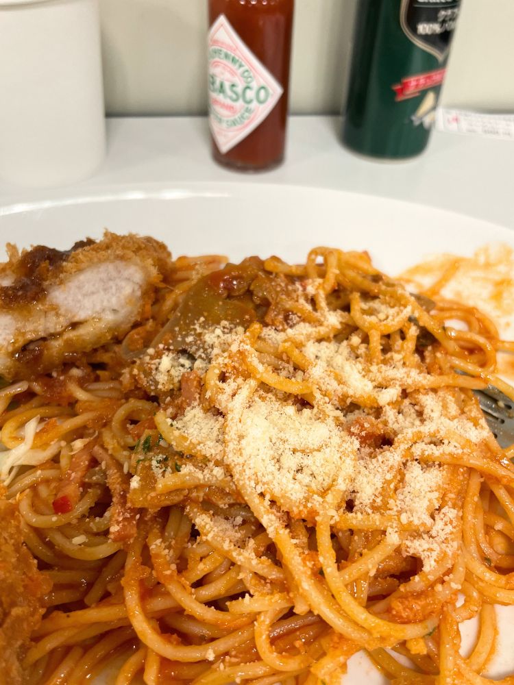 粉チーズをかけたナポリタン